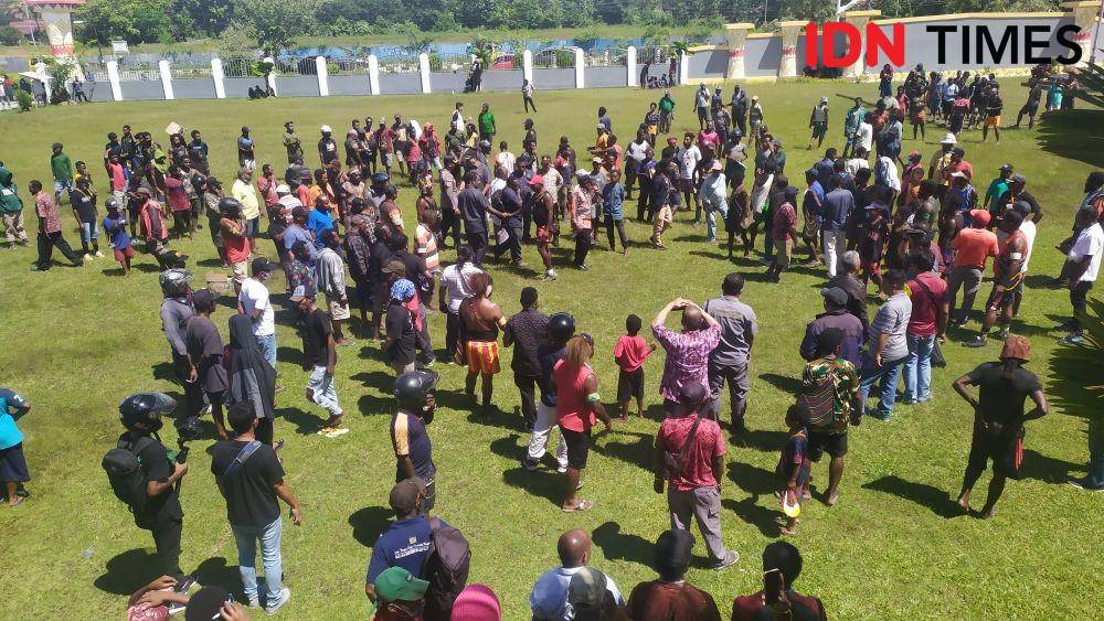Massa pendemo saat berada di halaman kantor DPRD Mimika dan mendengar orasi Ricky Lodar/ IDN Times