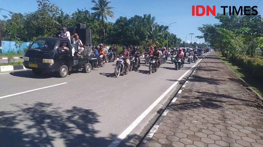 Ratusan kendaraan saat melintasi di depan Kantor DPRD Mimika Ricky Lodar/ IDN Times