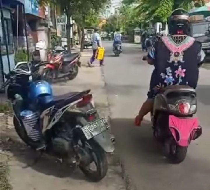 Video tangkapan layar seorang emak-emak plat nomor kendaraan ditutup dengan celana dalam. Dok Instagram @berita_lamongan