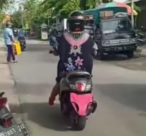 Video tangkapan layar seorang emak-emak plat nomor kendaraan ditutup dengan celana dalam. Dok Instagram @berita_lamongan