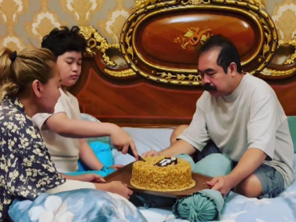 9 Potret Kebersamaan Keluarga Inul di Atas Kasur, Momen Langka!