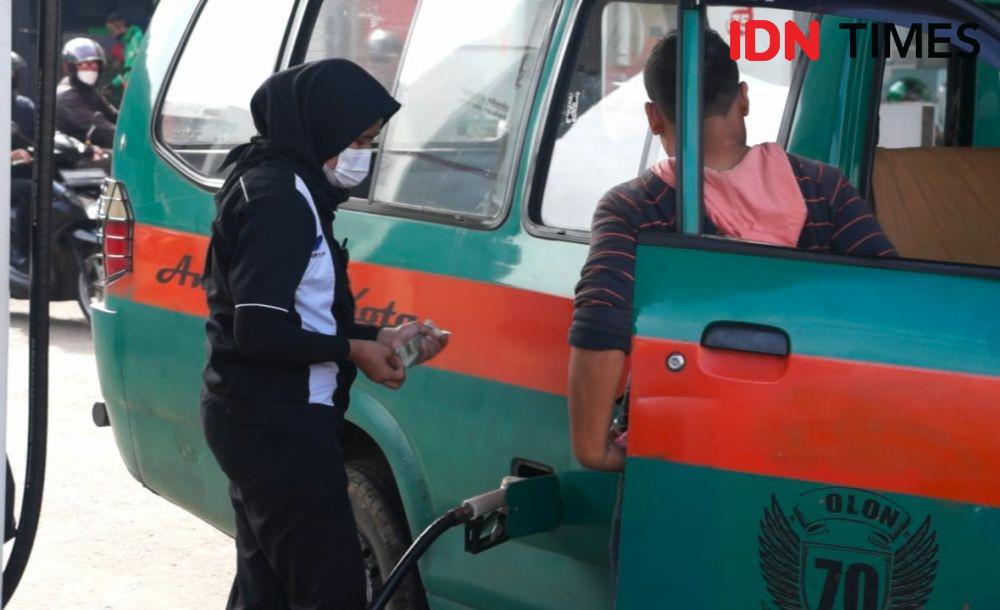 Pengisian BBM angkutan umum (IDN Times/Azzis Zulkhairil)