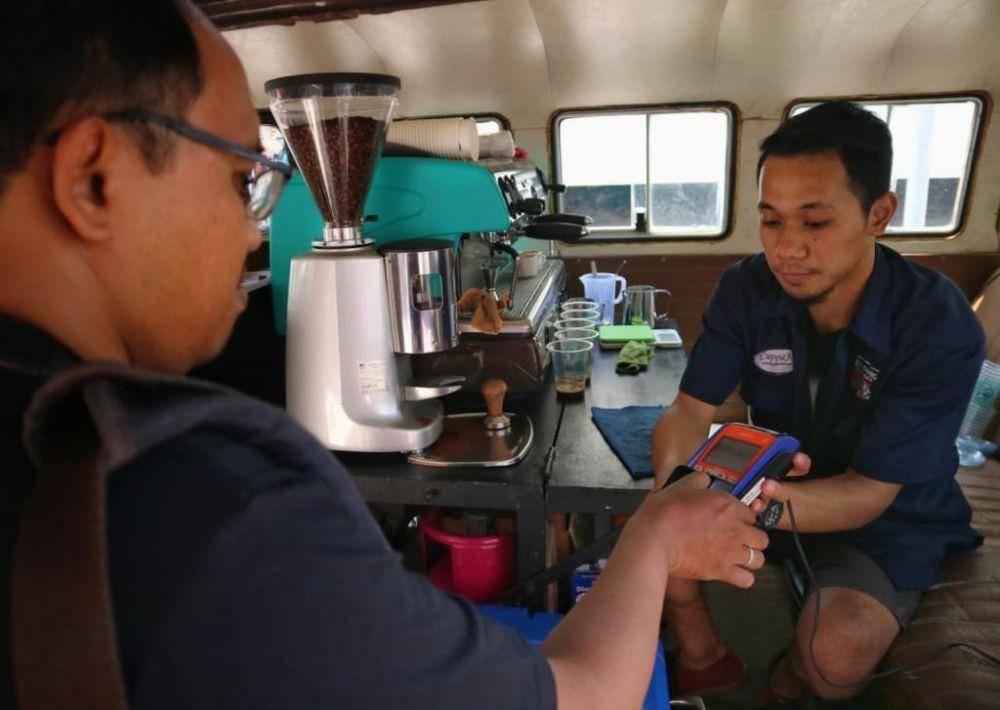 Pelayan cafe melayani customer. (Dok. BRI)