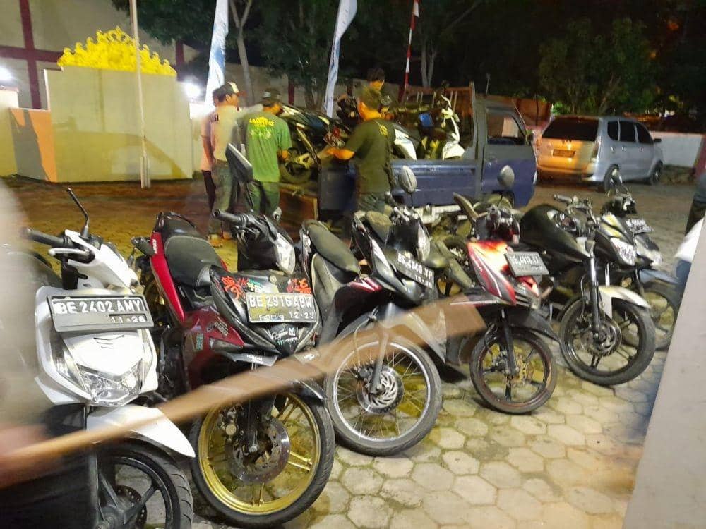 Para pelaku terlibat aksi tawuran di Flyover Kemiling, Bandar Lampung. (IDN Times/Istimewa)
