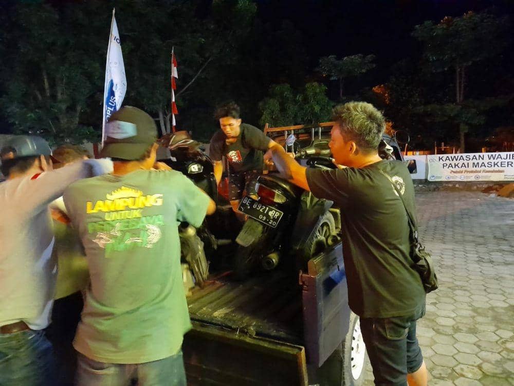 Para pelaku terlibat aksi tawuran di Flyover Kemiling, Bandar Lampung. (IDN Times/Istimewa)