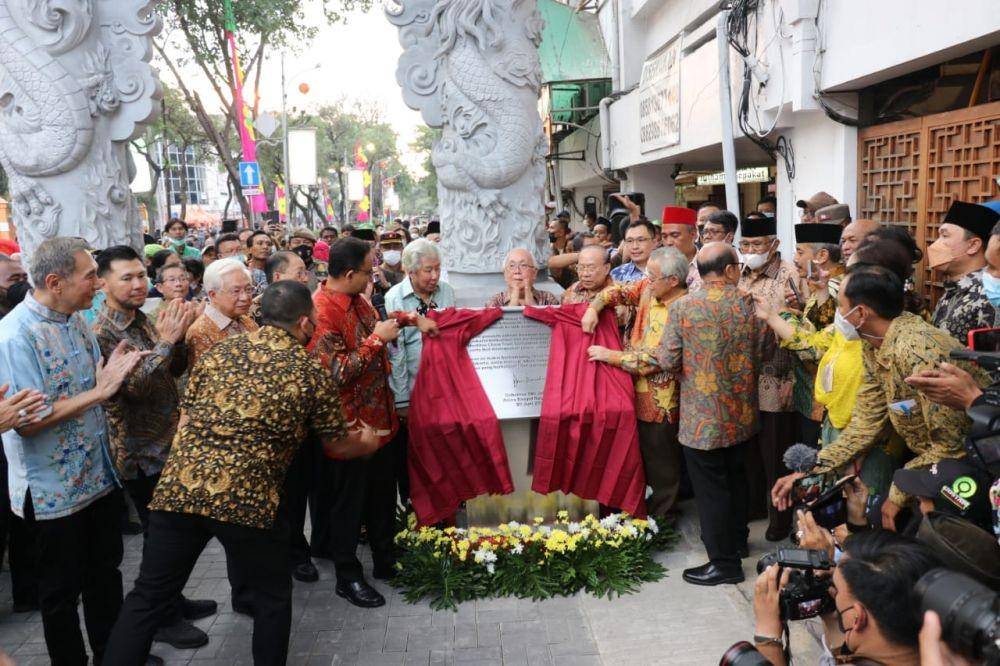 Gubernur DKI Jakarta Anies Baswedan resmikan gapura chintown di Glodok, Jakarta Barat, Kamis (30/6/2022). (dok. Humas Pemprov DKI Jakarta)