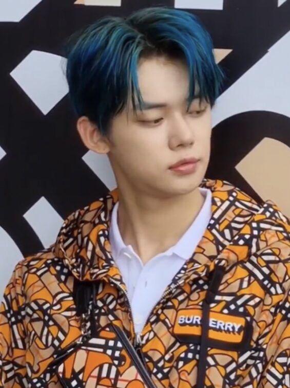 potret Yeonjun TXT dengan rambut biru (pannkpop.com)