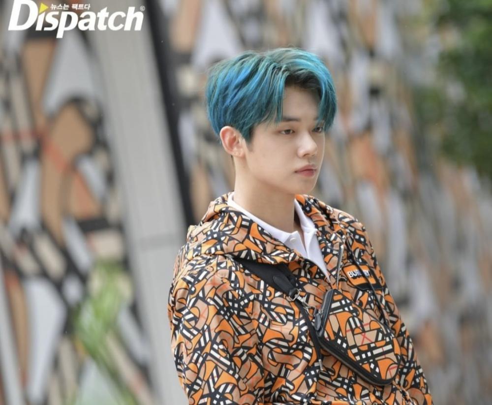 potret Yeonjun TXT dengan rambut biru (Dispatch via instagram.com/koreadispatch)