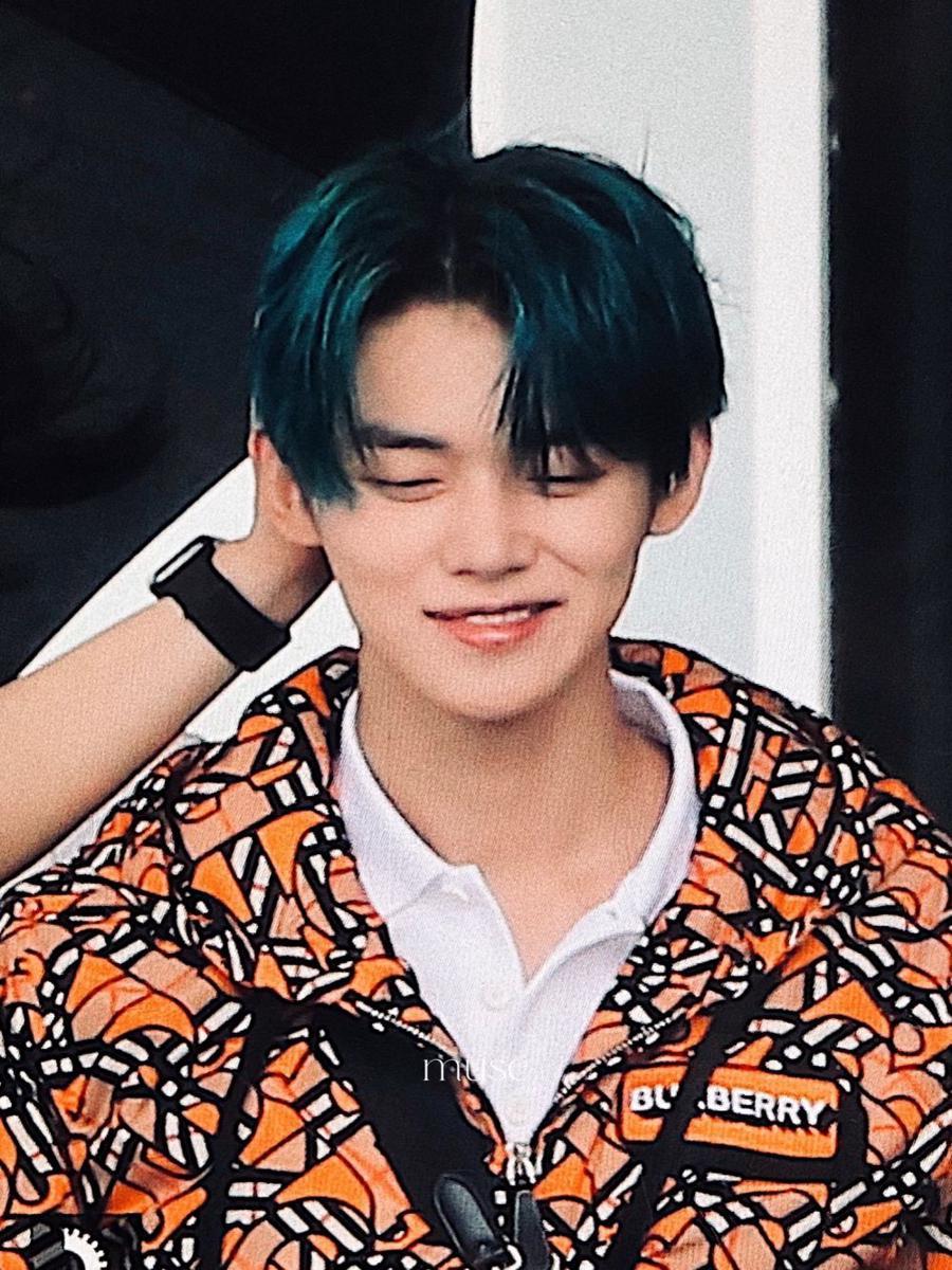 potret Yeonjun TXT dengan rambut biru (twitter.com/huekan1sms)