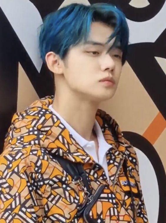 potret Yeonjun TXT dengan rambut biru (pannkpop.com)