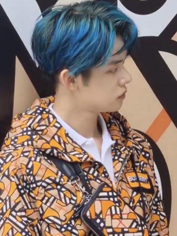 potret Yeonjun TXT dengan rambut biru (pannkpop.com)
