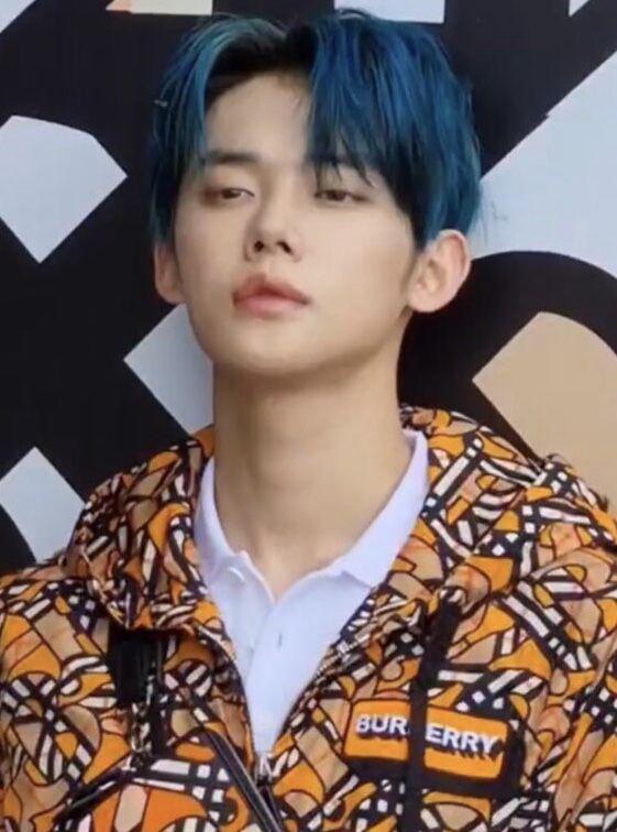 potret Yeonjun TXT dengan rambut biru (pannkpop.com)