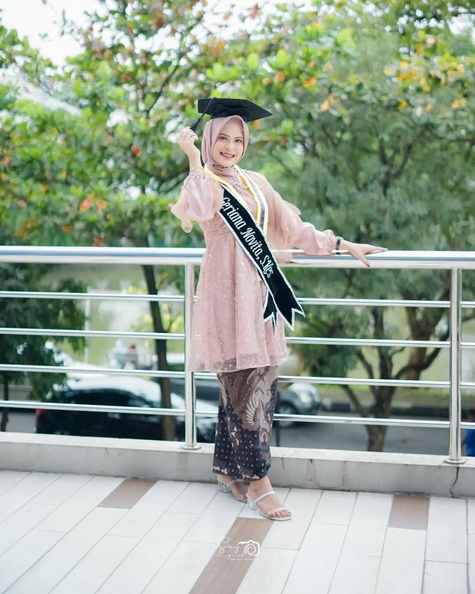 inspirasi kebaya wisuda kekinian (instagram.com/syfdn.muhammad)