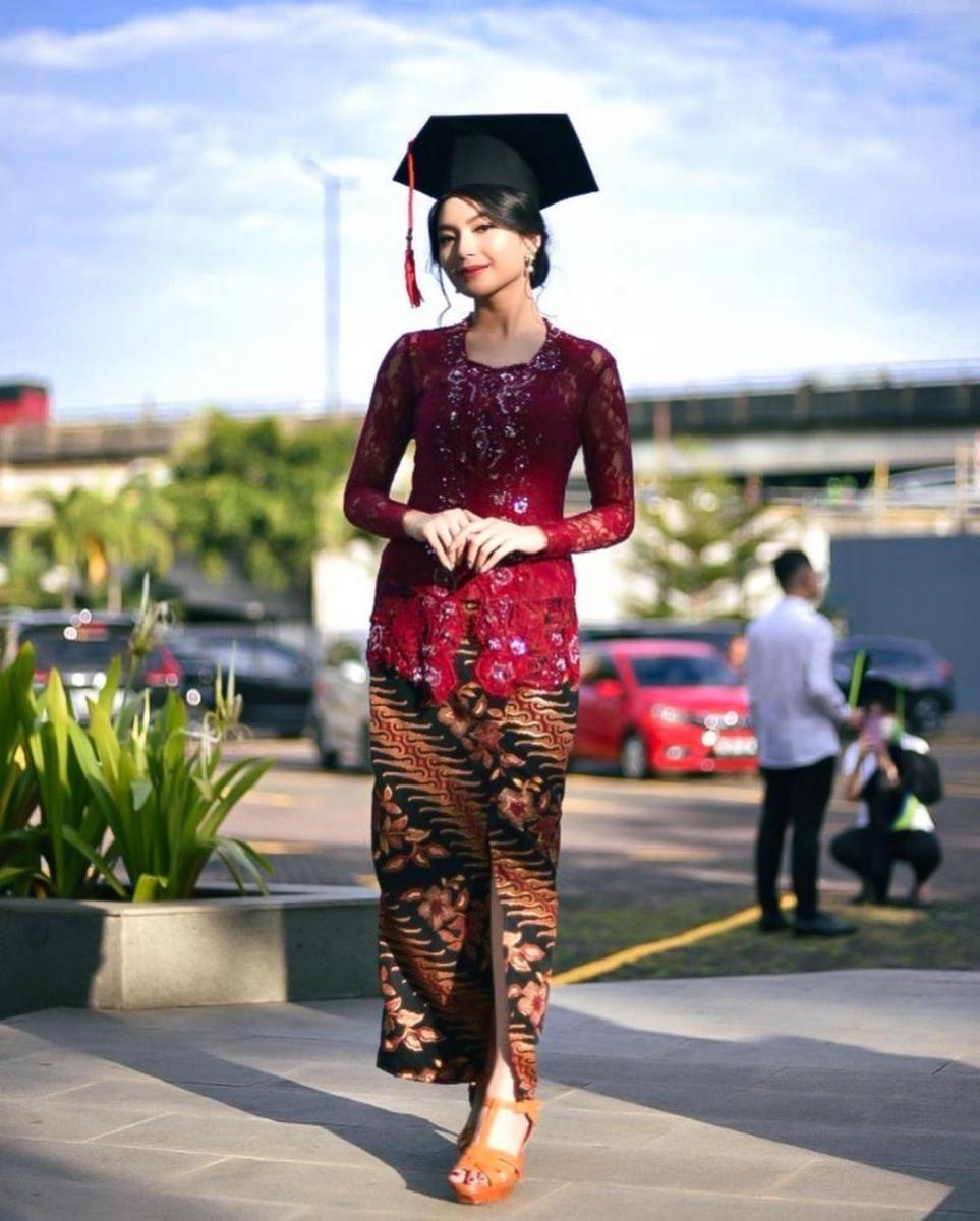 inspirasi kebaya wisuda kekinian (instagram.com/jkt48gracia)