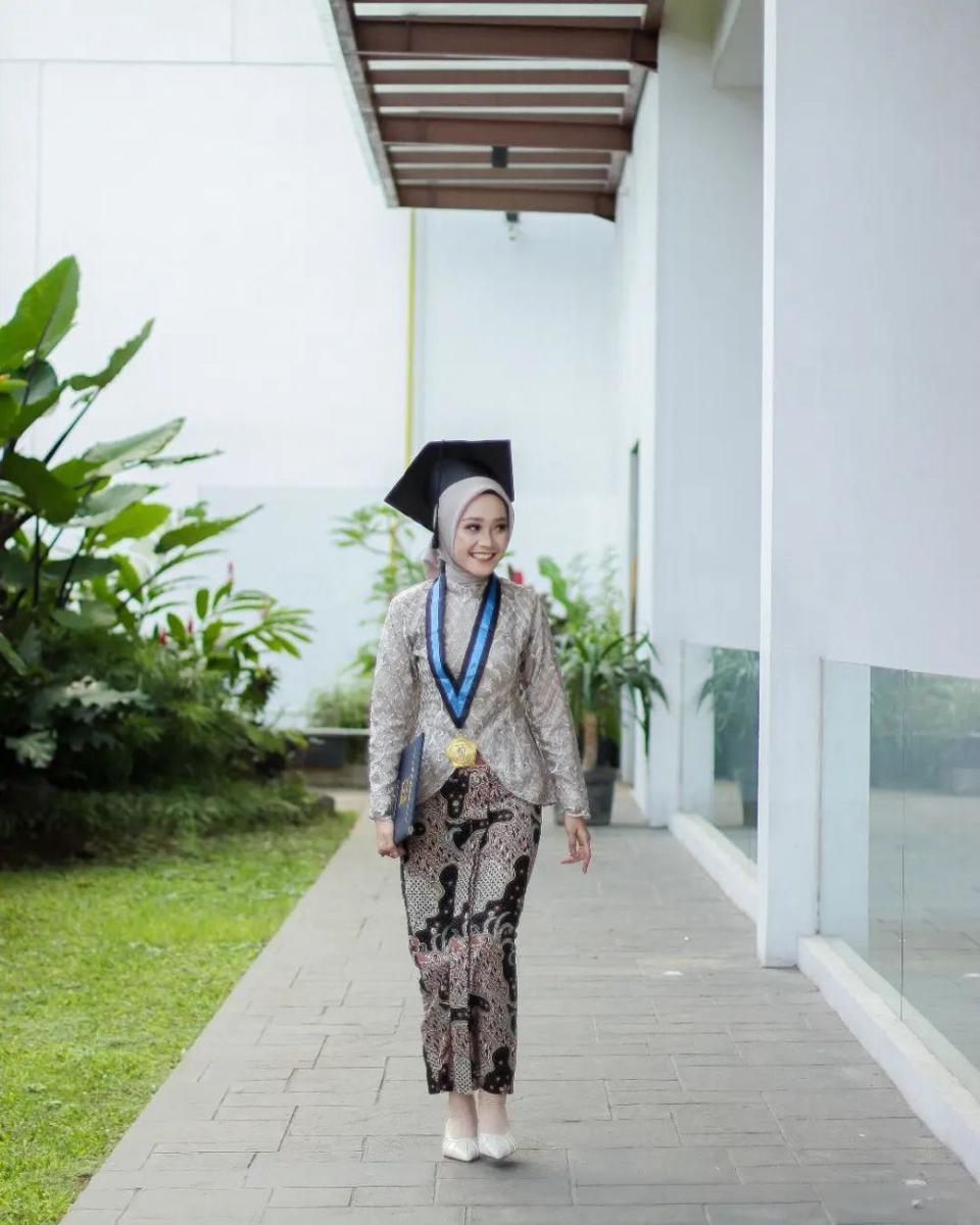 inspirasi kebaya wisuda kekinian (instagram.com/alvina.dya)