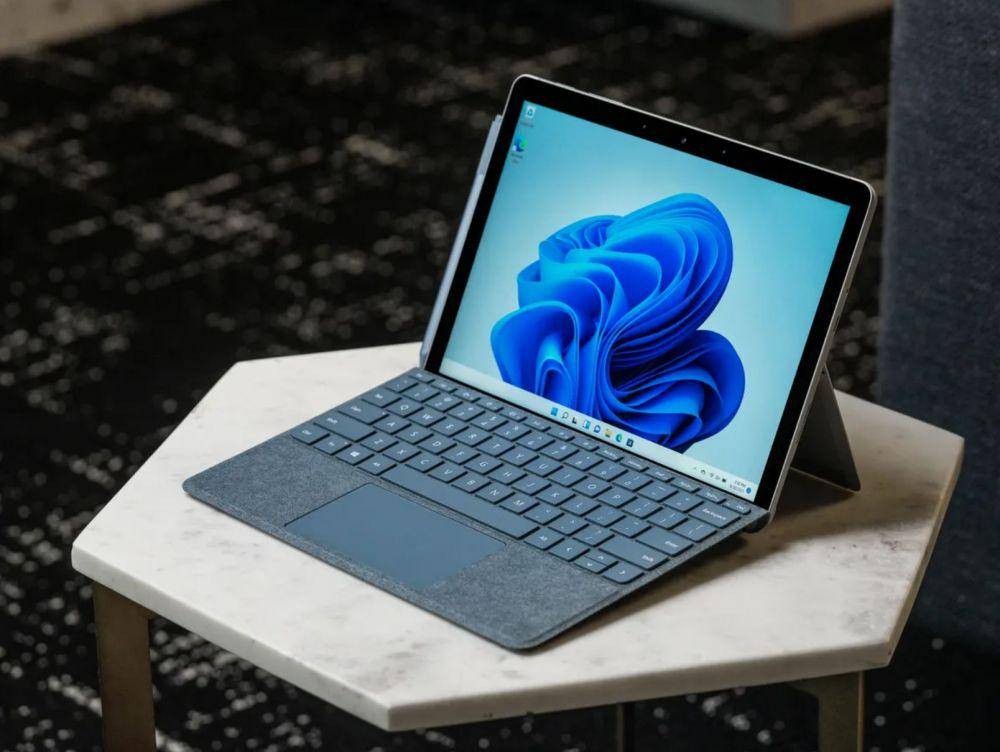 ilustrasi Microsoft Surface Go 3 (gadgetkini.com)