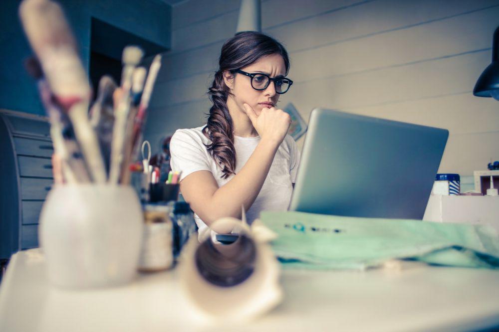 ilustrasi menatap laptop (pexels.com/Andrea Piacquadio)