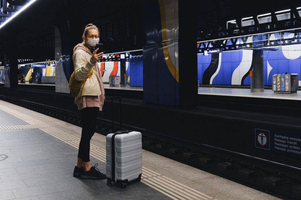 ilustrasi perempuan di stasiun (pexels.com/Anna Shvets)