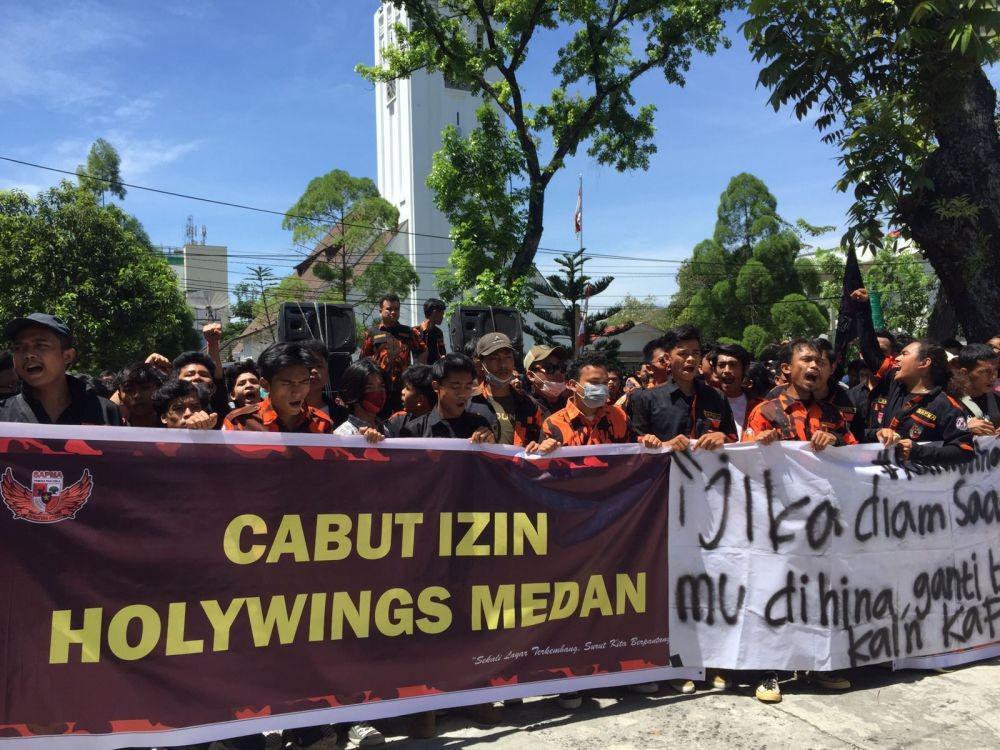 Massa Sapma PP Sumut mendesak pemerintah mencabut izin Holywings di Kota Medan, Kamis (30/6/2022). (Istimewa)