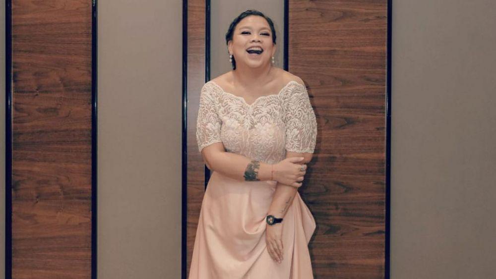 10 Potret Paras Anggun Tika Panggabean Mengenakan Dress