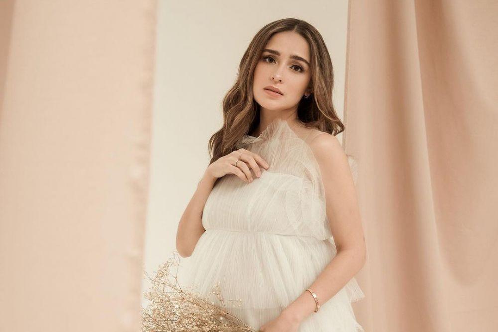 Bak Bidadari, 10 Foto Maternity Yasmine Wildblood yang Serba Putih