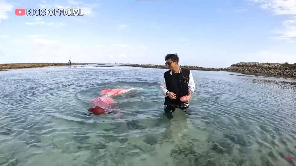 Ria Ricis babymoon main laut (YouTube.com/Ricis Official/)