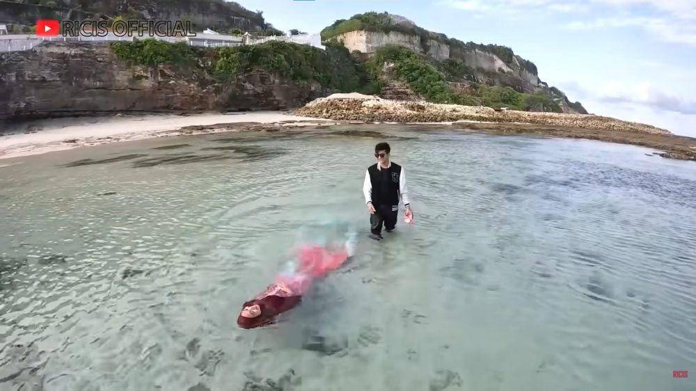 Ria Ricis babymoon main laut (YouTube.com/Ricis Official/)