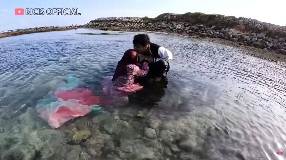 Ria Ricis babymoon main laut (YouTube.com/Ricis Official/)