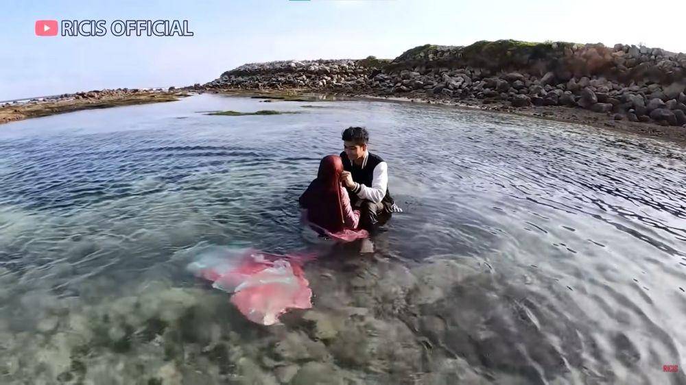 Ria Ricis babymoon main laut (YouTube.com/Ricis Official/)