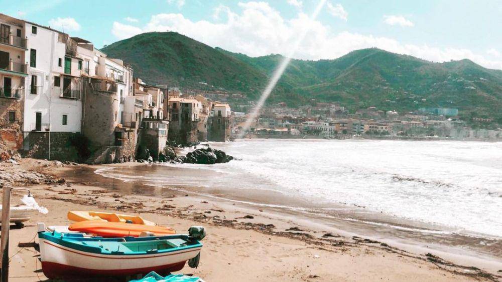 potret Cefalu Beach (instagram.com/samantha2travels)