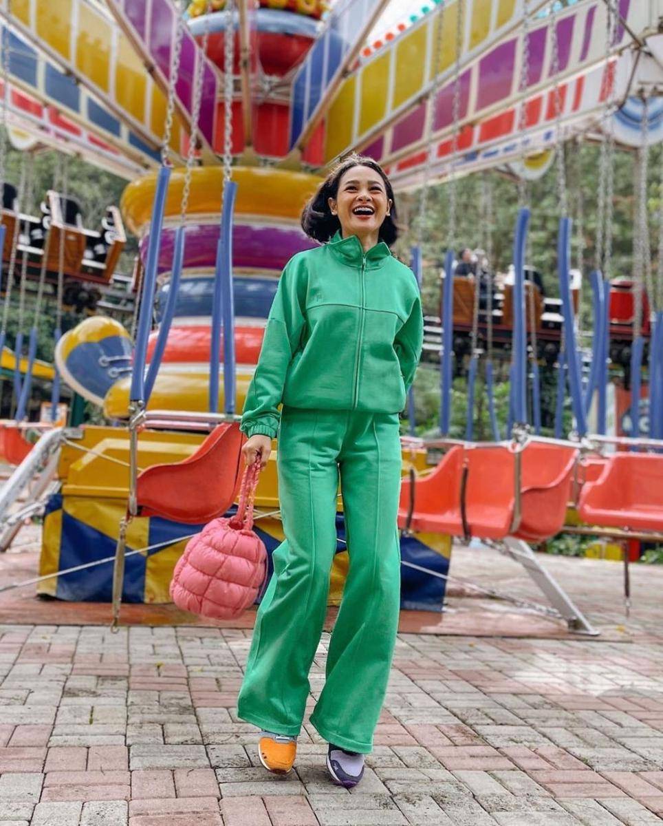 outfit colorful ala Andien (instagram.com/andienaisyah)