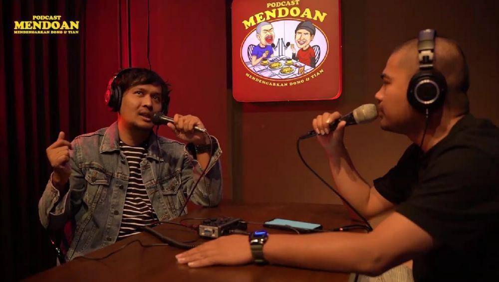 Dono dan Tian dalam studio Mendoan. (ig/podcastmendoan)