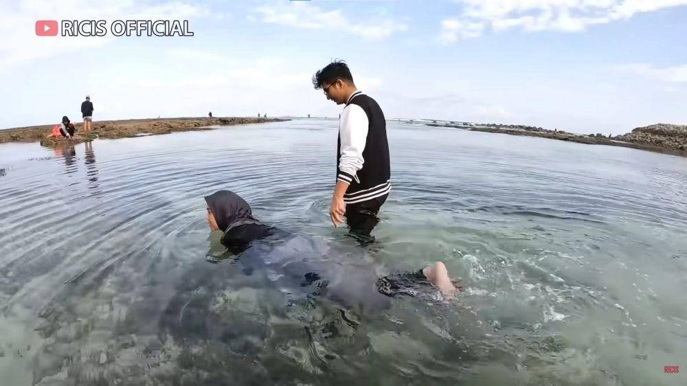 Ria Ricis babymoon main laut (YouTube.com/Ricis Official/)