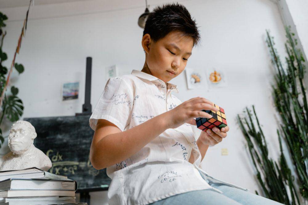 ilustrasi bermain rubik dapat meningkatkan memori (pexels.com/Mart Production)