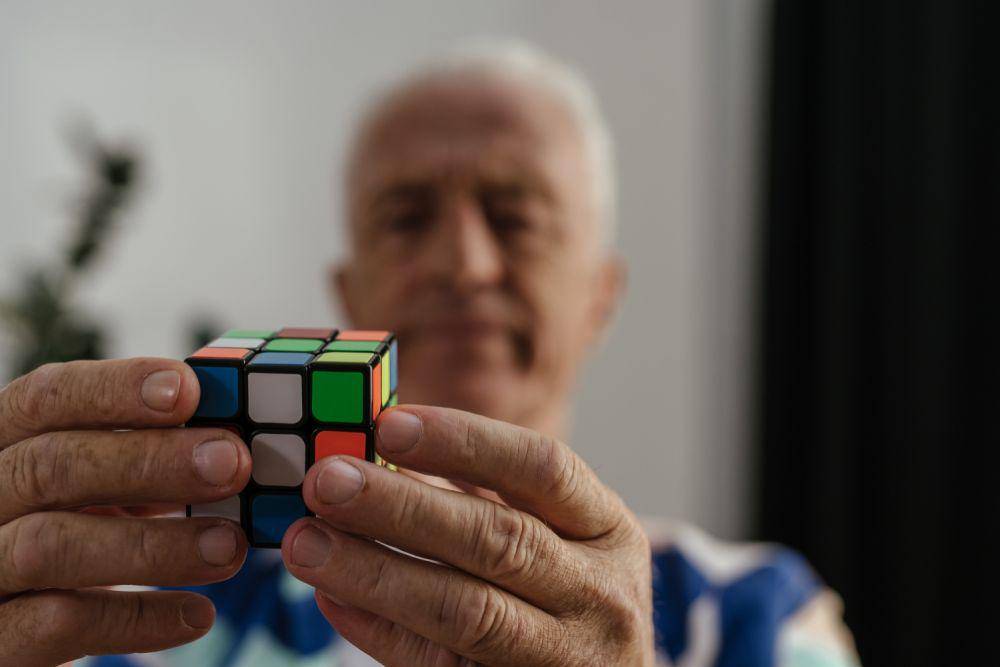 ilustrasi bermain rubik dapat menciptakan kesabaran (pexels.com/Shvets Production)