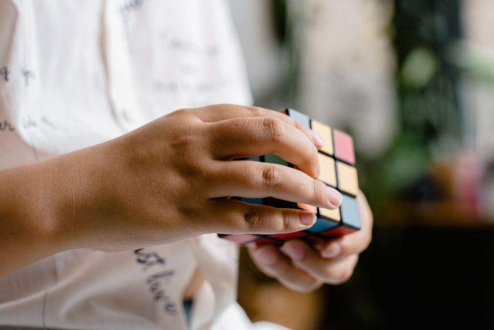 ilustrasi kelincahan tangan ketika bermain rubik (pexels.com/Mart Production)
