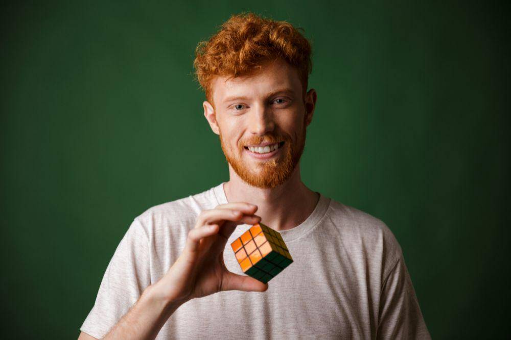 ilustrasi menyelesaikan permainan rubik (freepik.com/Drobotdean)
