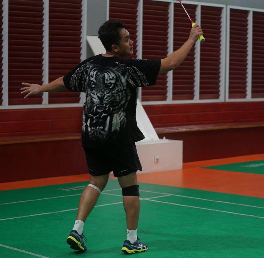 potret Valentino Jebret bermain badminton (instagram.com/radotvalent)