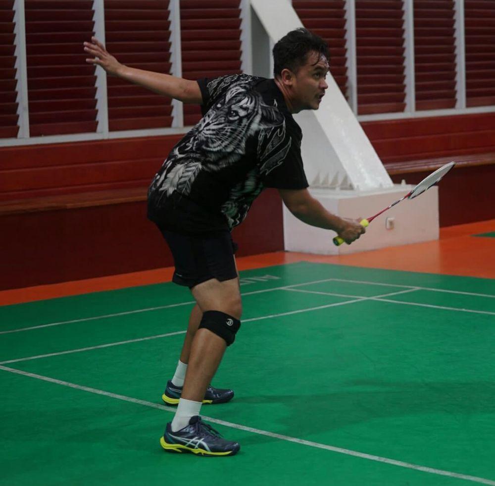 potret Valentino Jebret bermain badminton (instagram.com/radotvalent)