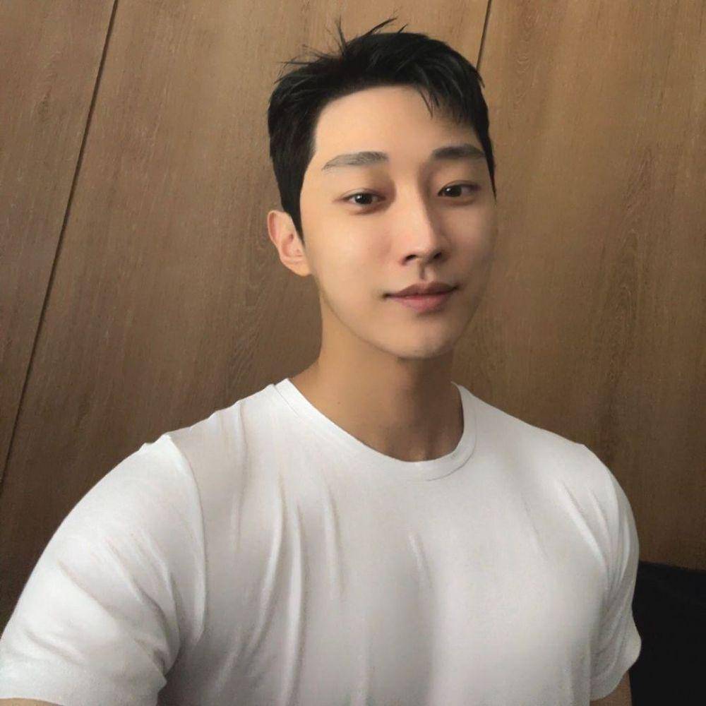 Jinyoung (instagram.com/jinyoung0423)