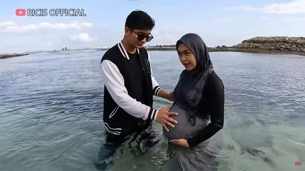 Ria Ricis babymoon main laut (YouTube.com/Ricis Official/)