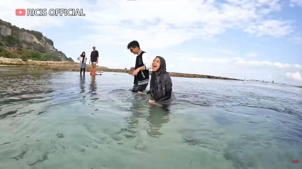 Ria Ricis babymoon main laut (YouTube.com/Ricis Official/)