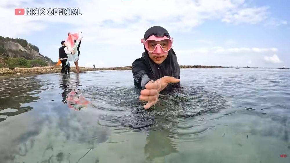 Ria Ricis babymoon main laut (YouTube.com/Ricis Official/)