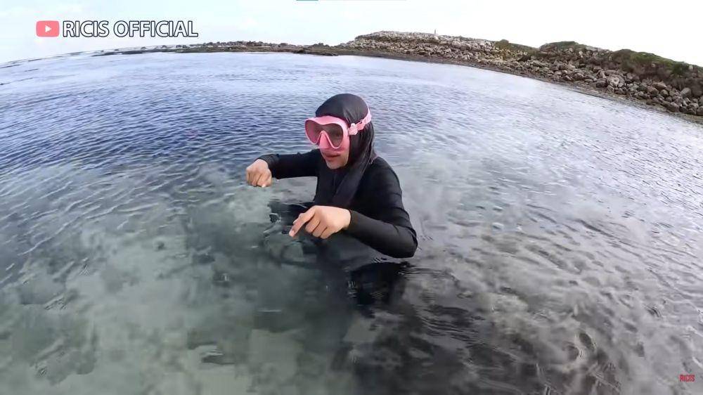 Ria Ricis babymoon main laut (YouTube.com/Ricis Official/)