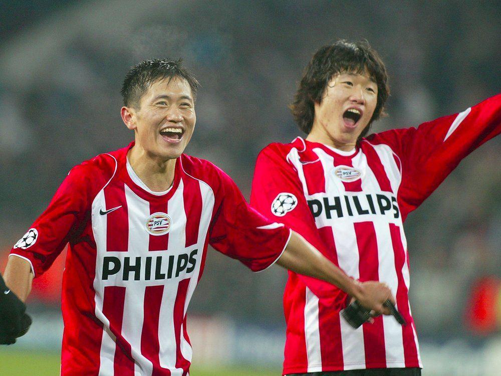 Lee Young Pyo dan Park Ji Sung berseragam PSV Eindhoven (twitter.com/psveindhoven)