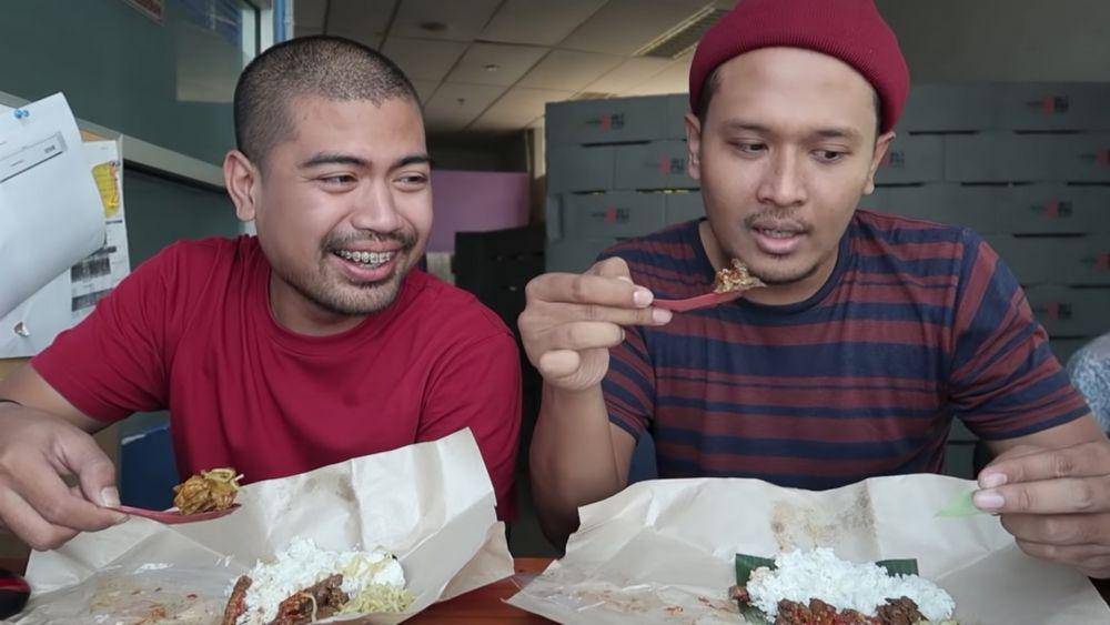 Tian dan Dono saat review nasi bungkus Rp5 ribu. (youtube/ Agustian Pratama)