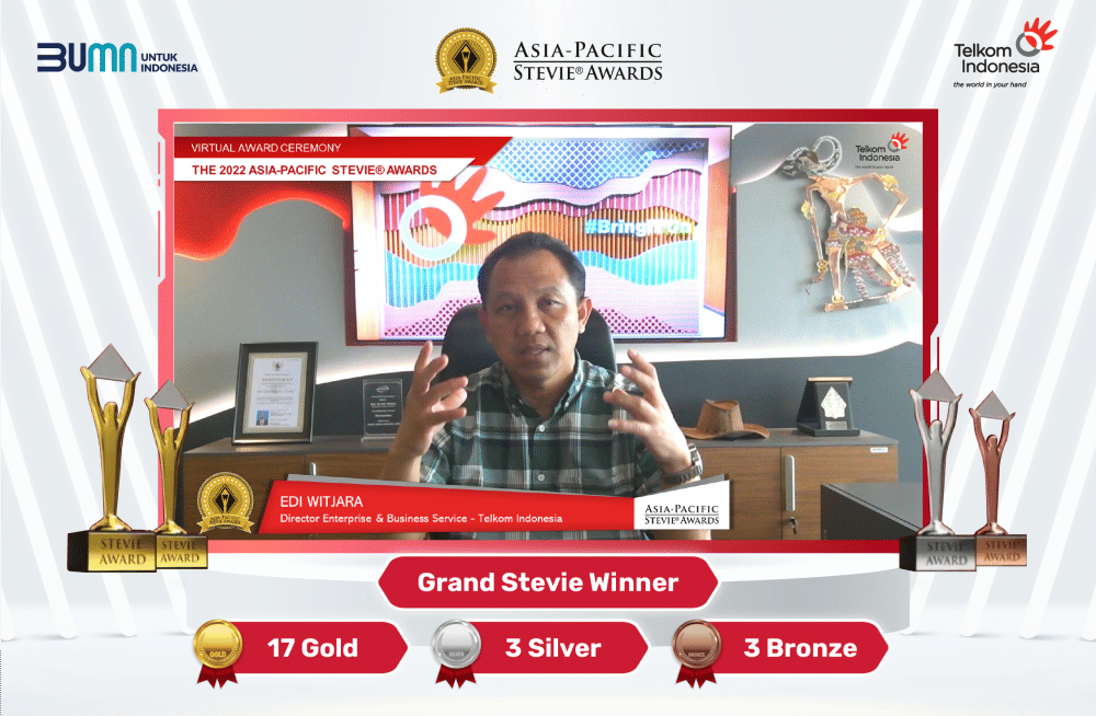 Direktur Enterprise & Business Service Telkom Edi Witjara pada acara Asia Pacific Stevie Awards 2022. Telkom dianugerahi The 2022 Grand Stevie Award for Organization of The Year dengan meraih 17 Emas, 3 Perak, dan 3 Perunggu. (Dok. Telkom)