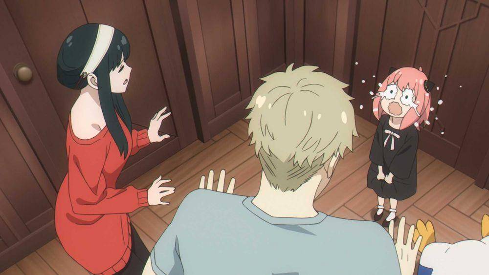 Loid dan Yor menenangkan Anya (dok. Shueisha/SPY x FAMILY)
