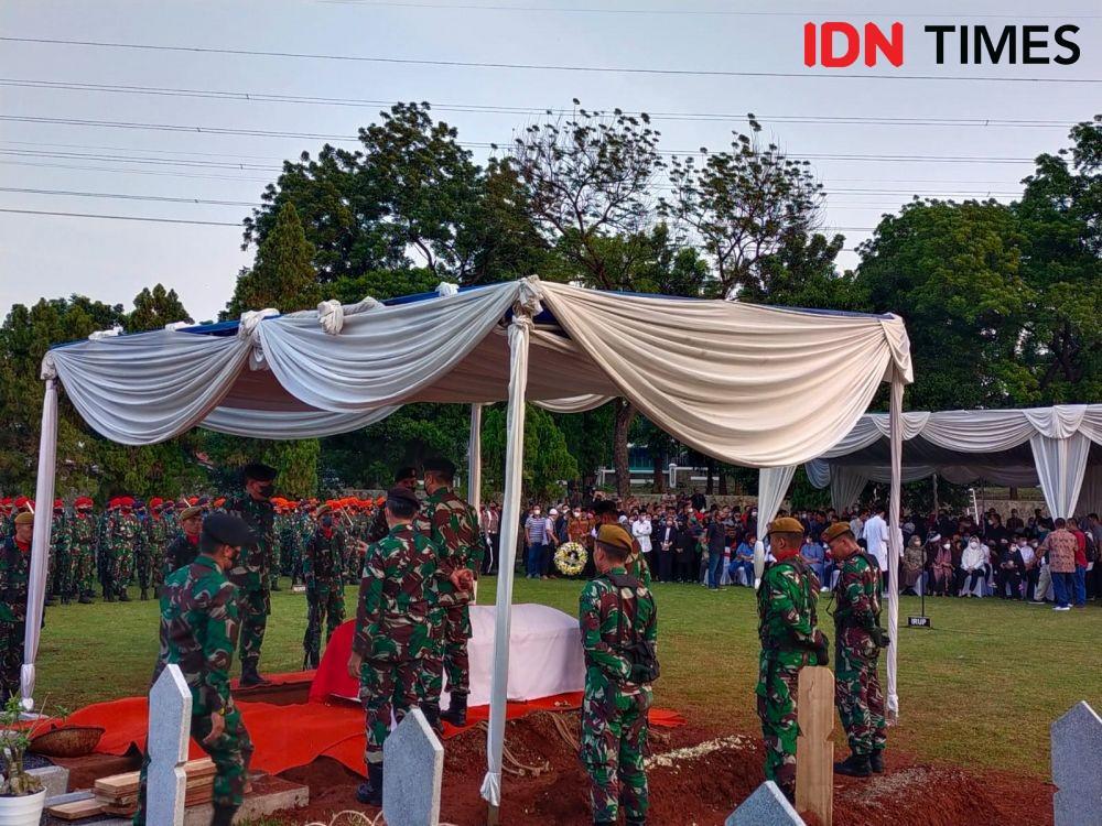 Upacara pemakaman Menteri PAN RB Tjahjo Kumolo (IDN Times/Ilman Nafi'an)