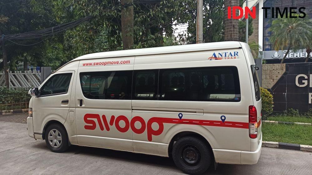 Mobil Swoop yang terparkir di dekat stasiun MRT Lebak Bulus Jakarta, Kamis (30/6/2022). (IDN Times/Kamila Sayara Avicena)